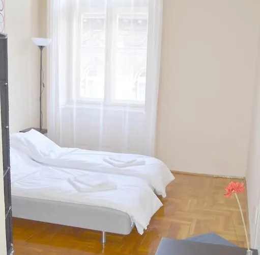 Гостевой дом Synagogue Central 3*